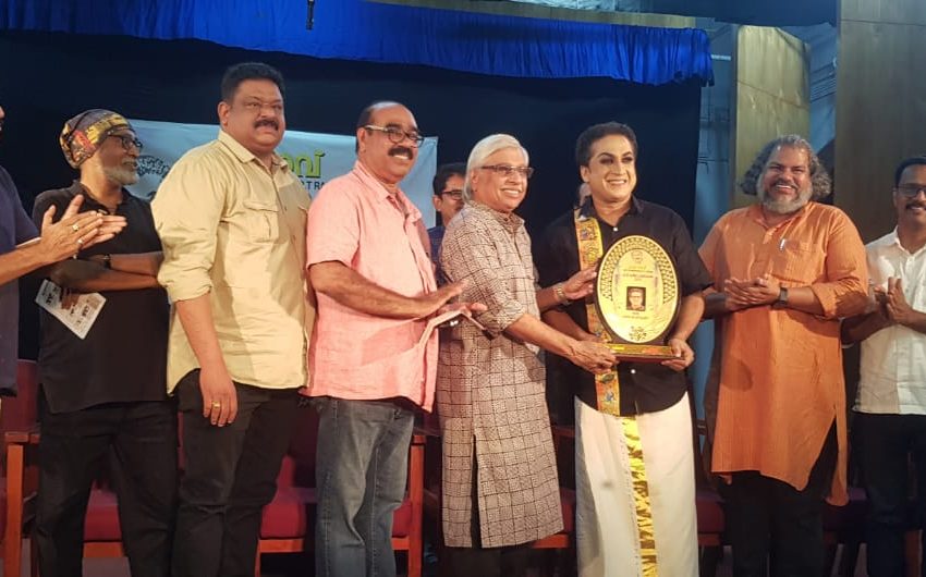  പി.ടി റഫീഖ് പുരസ്കാരം നടൻ സന്തോഷ് കീഴാറ്റൂരിന് സമ്മാനിച്ചു