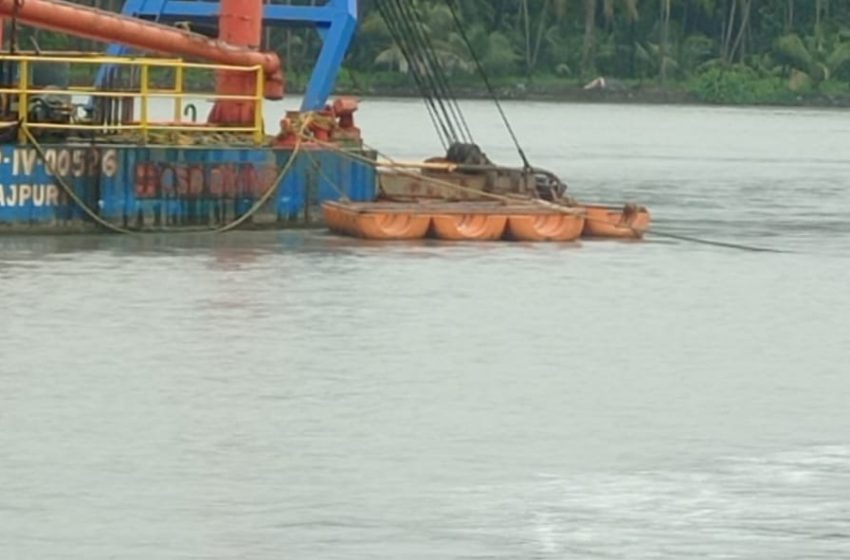  കോരപ്പുഴയിൽ  അഴിമുഖത്ത്  ആഴം കൂട്ടൽ :തീര പ്രദേശങ്ങളിൽ ആശങ്ക