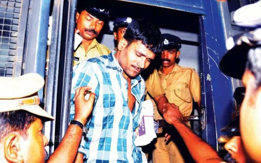  സൗമ്യ വധക്കേസ് പ്രതിഗോവിന്ദച്ചാമി കണ്ണൂർ സെൻ്റർ ജയിൽ ചാടി : തുണി കെട്ടി ഇറങ്ങിയെന്ന് സി സി ടി വിയിൽ ; അതിർത്തികളിൽ വ്യാപക തെരച്ചിൽ