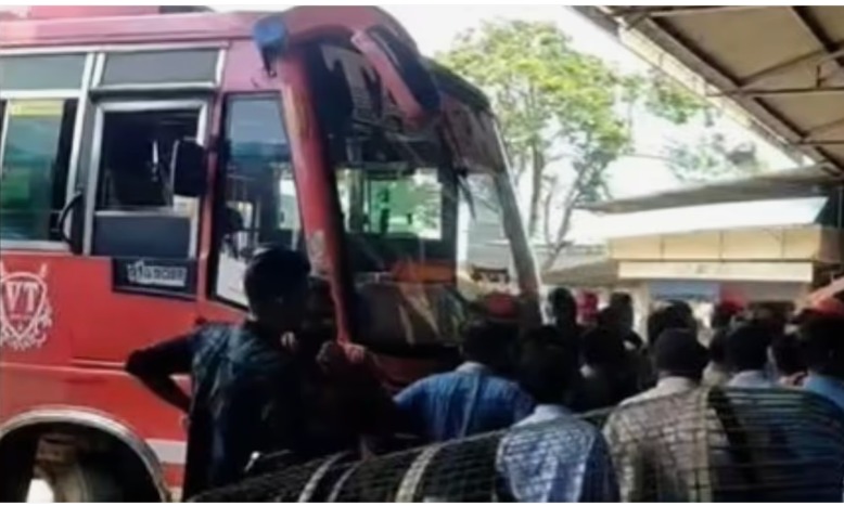 കോഴിക്കോട് ബൈക്ക് യാത്രികനെ ഇടിച്ചിട്ട സ്വകാര്യ ബസ് നിര്ത്താതെ പോയി ബസ് തടഞ്ഞ് ഡിവൈഎഫ്ഐ പ്രവർത്തകർ