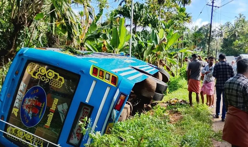 കണ്ണരിൽ സ്വകാര്യ ബസ് മറിഞ്ഞ് അപകടം; 15 പേർക്ക് പരിക്ക്