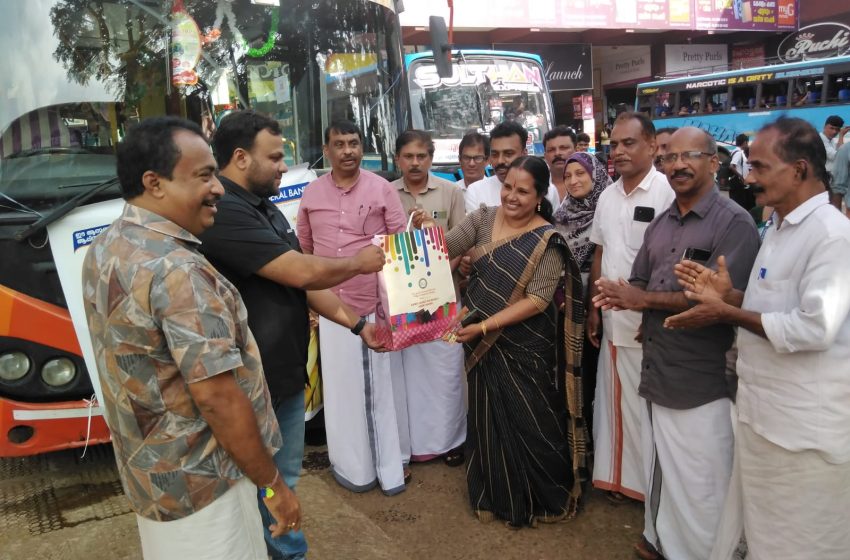 ഓണത്തിന് പകിട്ടേകാൻ ഖാദി വണ്ടി കുന്ദമംഗലത്ത് എത്തി