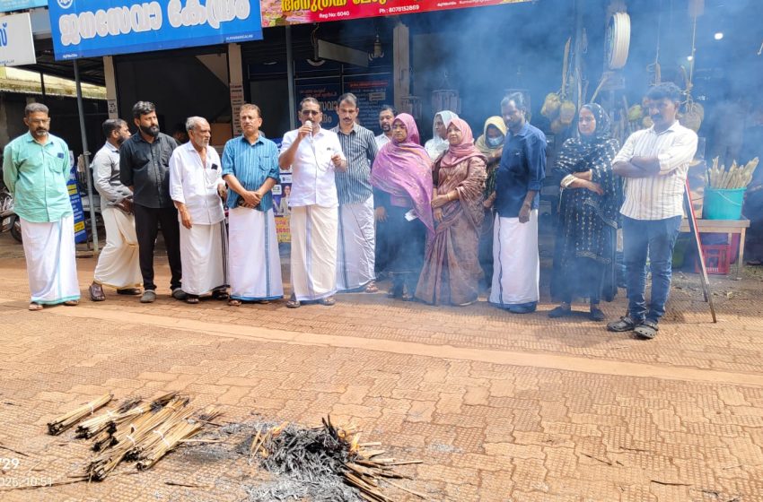  ചൂട്ട് കത്തിച്ച് പ്രതിഷേധിച്ചു