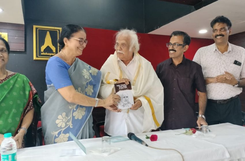  കെ കെ എൻ കുറുപ്പിനെ ഗവേഷക പൂർവ്വ വിദ്യാർത്ഥി കൂട്ടായ്മ ആദരിച്ചു ; വഴി തെറ്റിയാണ് ഈ മേഖലയിലേക്ക് വന്നതെന്ന് കെ കെ എൻ കുറുപ്പ് ; മാർക്ക് കുറഞ്ഞവരാണ് ചരിത്രം പഠിക്കാൻ എത്തുന്നതെന്ന ചിന്ത അജ്ഞതയെന്ന് മേയർ