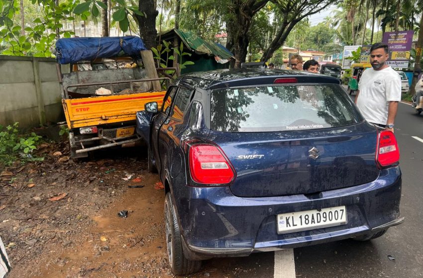  നിർത്തിയിട്ടഗുഡ്സ് ഓട്ടോയിൽകാറിടിച്ച് അപകടം;യാത്രക്കാർ രക്ഷപ്പെട്ടത് തലനാരിഴയ്ക്ക്