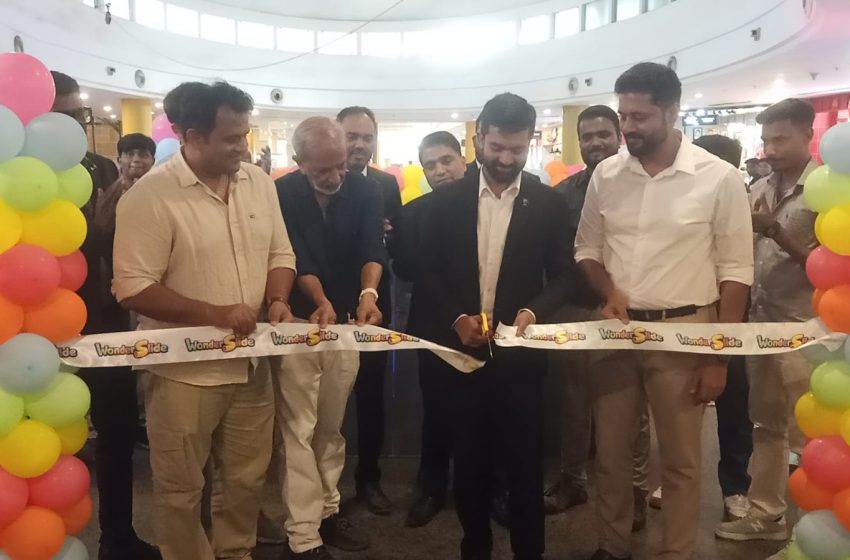  ഹൈ​​ലൈ​​റ്റ്​ മാ​​ളി​​ൽ പെ​​രു​​ന്നാ​​ൾ സമ്മാനം ! ‘വ​​ണ്ട​​ർ സ്ലൈ​​ഡും ഹോ​​ളോ സ്‌​​പേ​​സും’