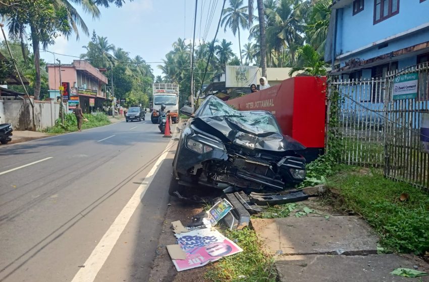  റോഡിന് കുറുകെ നായ ചാടി, ബ്രേക്കിട്ട കാർ ഓടയിലേക്ക് മറിഞ്ഞ് അപകടം ; യാത്രക്കാർ രക്ഷപെട്ടത് തലനാരിയിഴയ്ക്ക്