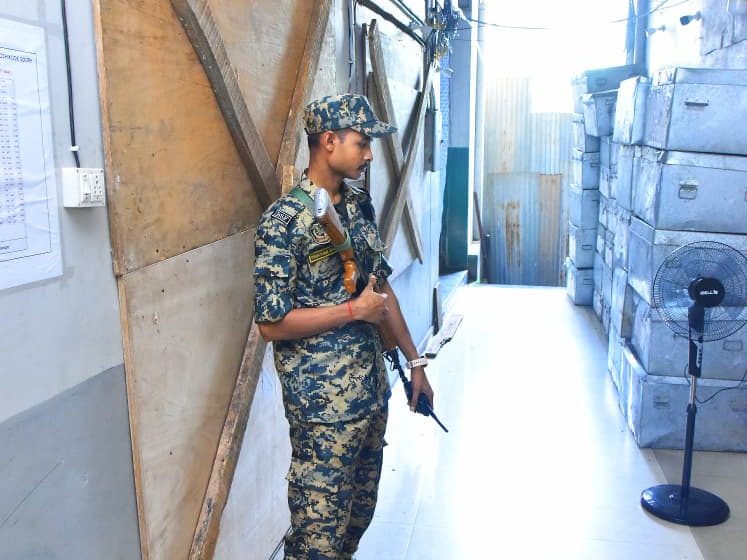  കനത്ത സുരക്ഷയിൽ വോട്ടിങ് മെഷിനുകള്‍ ; വോട്ടെണ്ണൽ മെയ് 4 ന്