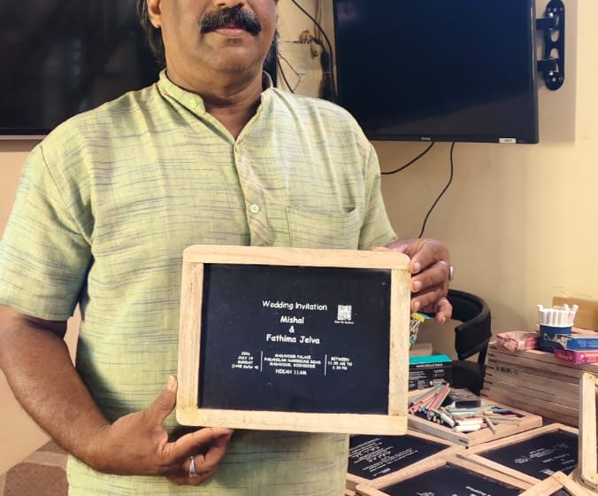  മരച്ചട്ടയുള്ള കല്ല് സ്ലേറ്റുകളിൽ കല്യാണക്കുറി ; വൈറലായി ഗിന്നസ് റെക്കോർഡ് ജേതാവിന്റെ മകന്റെ വിവാഹ ക്ഷണക്കത്ത്
